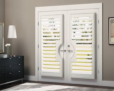 hunter-douglas-heritance-wood-door-shutters-truview_bedroom.jpg